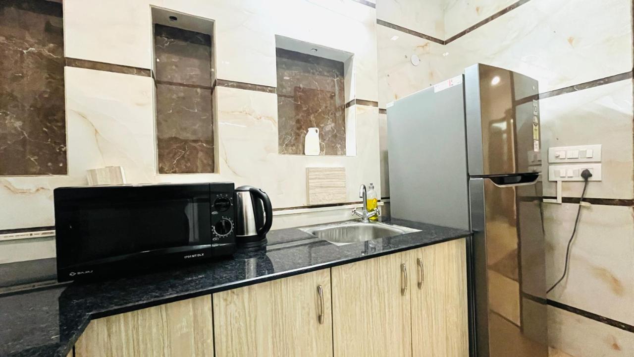 Bluo 1Bhk - Dlf Cybercity, Balcony, Lift, Parking Gurgáon Kültér fotó