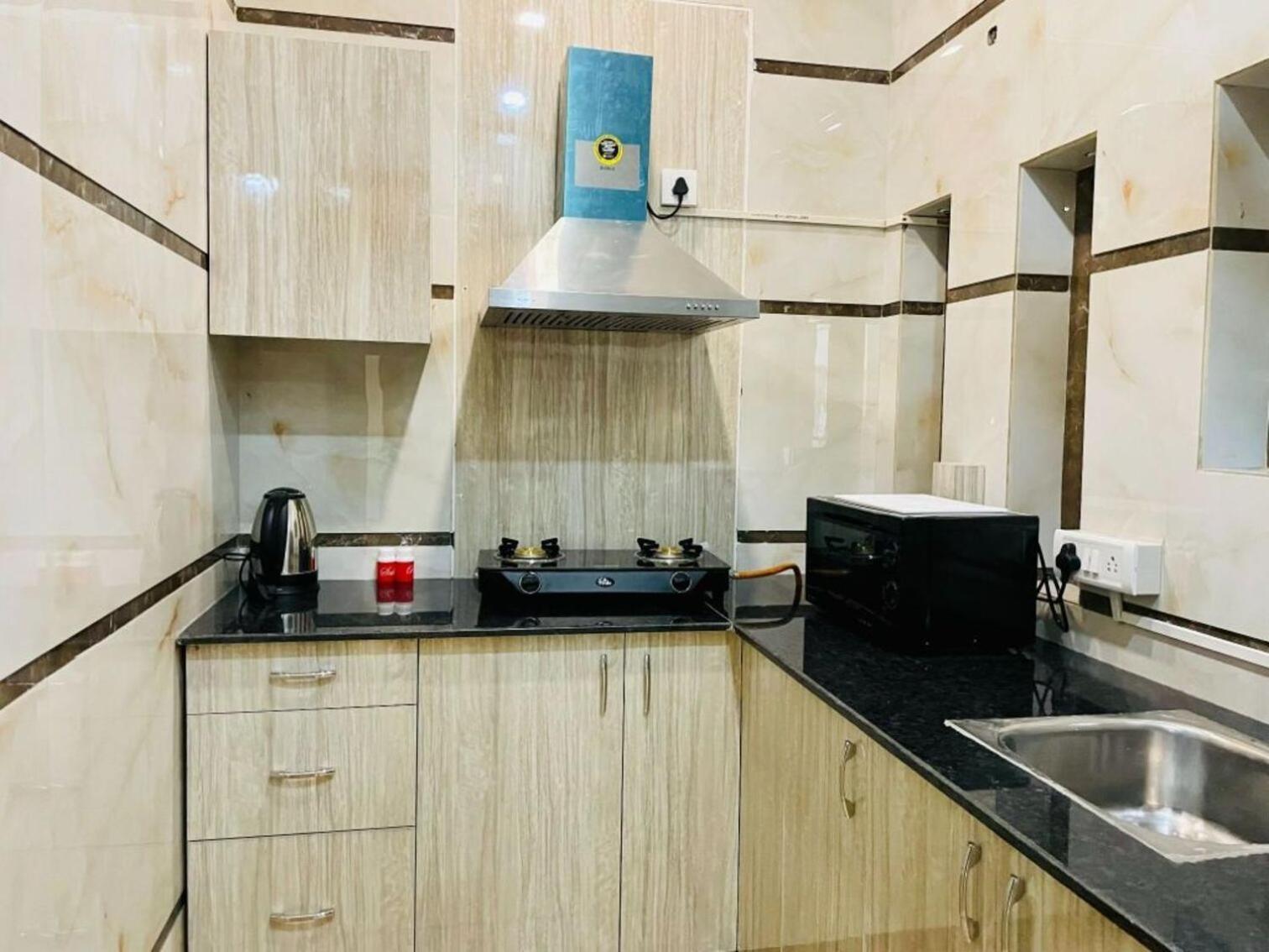 Bluo 1Bhk - Dlf Cybercity, Balcony, Lift, Parking Gurgáon Kültér fotó