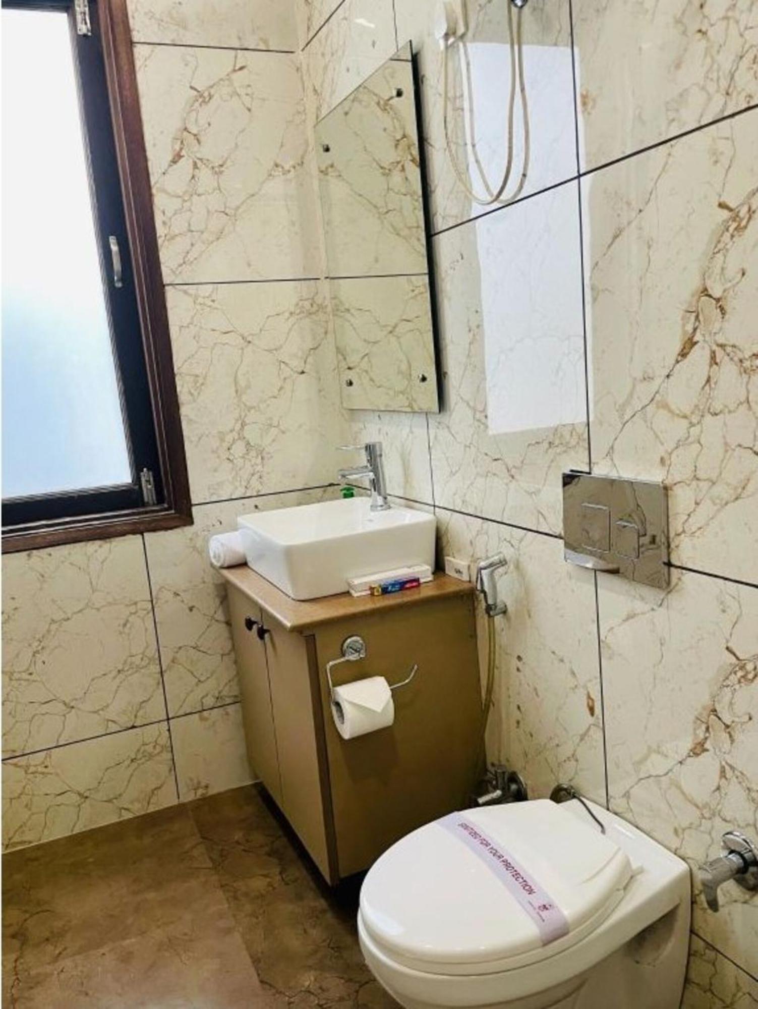 Bluo 1Bhk - Dlf Cybercity, Balcony, Lift, Parking Gurgáon Kültér fotó