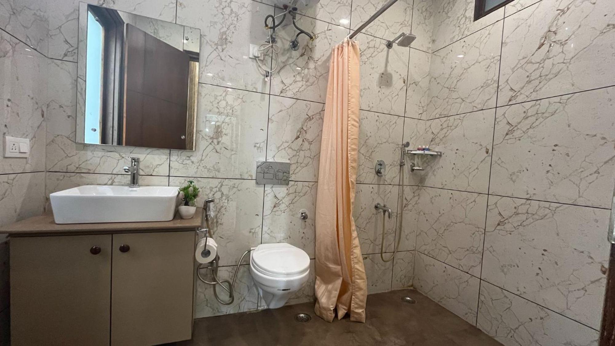 Bluo 1Bhk - Dlf Cybercity, Balcony, Lift, Parking Gurgáon Kültér fotó